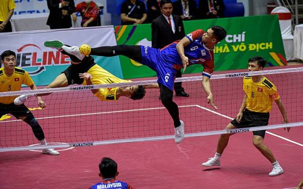 Pemain sepak takraw kebangsaan, Muhammad Afifuddin Razali membuat halangan ketika menentang pasukan Vietnam pada perlawanan peringkat kumpulan antara regu sepak takraw lelaki pada Sukan SEA ke-31 di Pusat Sukan Hoang Mai hari ini. Foto Bernama