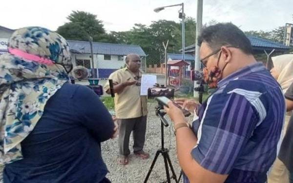 M Soundrarajan Mariappa (tengah) membuat laporan polis di Balai Polis Rasa pada Selasa. 