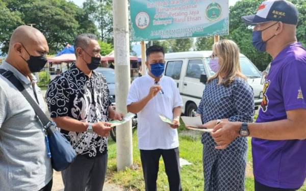 Elizabeth Wong (dua kanan) menyumbang RM10,000 untuk tabung pembinaan Surau Nurhidayah, Apartmen Harmoni, Damansara Damai kepada Mohd Nur Anuwar (tengah).