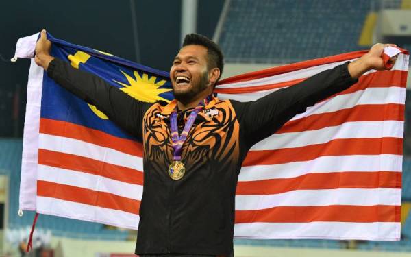 Irfan bersama pingat emas yang dimenangi pada Sukan SEA Hanoi 2021 di Stadium Nasional My Dinh pada Selasa. - Foto Bernama