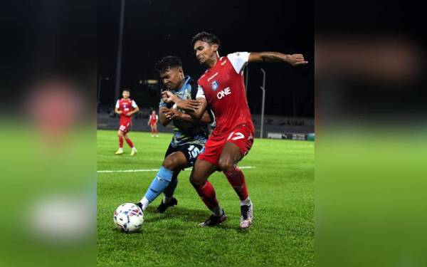 Pemain Sabah, Amri Yahya merebut bola dengan pemain Penang, Mohammad Fairuz Zakaria semasa bertemu dalam perlawanan Liga Super di Stadium Bandaraya pada Selasa. - Foto Bernama