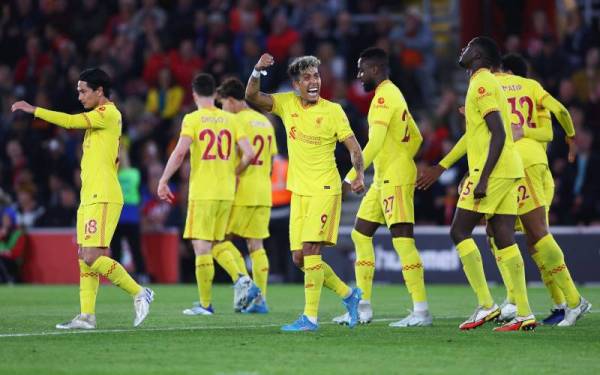 Para pemain Liverpool meraikan jaringan pendahuluan Minamino ketika menentang Southampton di St Mary's.