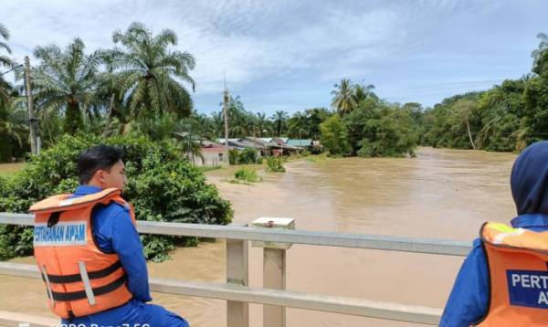 Petugas APM membuat pemantauan paras air di Sungai Rantau Panjang di sini pada Rabu.