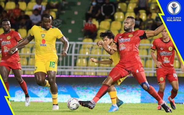 Pertahanan NS FC, Herold Goulon (kanan) cuba merampas kawalan bola daripada pemain KDA FC, Al Hafiz Harun di Stadium Darul Aman pada malam Selasa. - Foto MFL