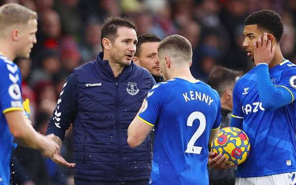 Lampard (tengah), berkata sesuatu kepada pemain Everton. - foto Getty Images