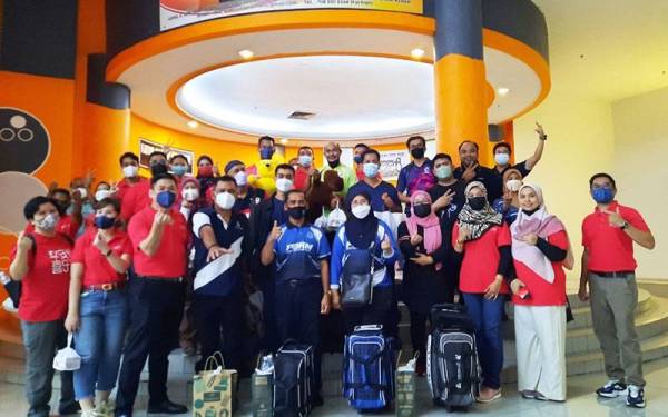 Pasukan yang mengambil bahagian dalam Perlawanan Tenpin Boling Berpasukan antara agensi kerajaan dan media di Kompleks Central Square pada Selasa.