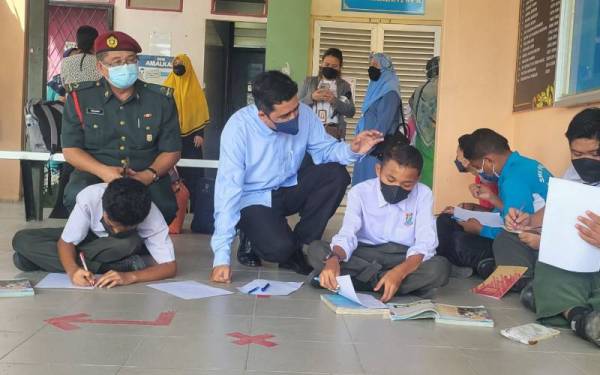 Aliakbar ketika hadir pada Program Ziarah Sekolah Sempena Hari Guru 2022 di Sekolah Menengah Kebangsaan (SMK) Bandaraya pada Rabu.