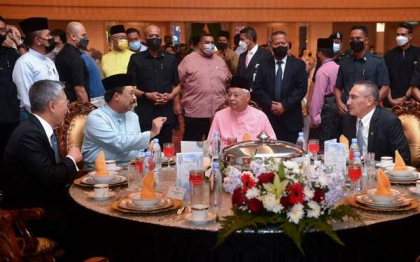 Ismail Sabri (duduk, dua kanan) hadir majlis sambutan Aidilfitri bersama warga Jabatan Perdana Menteri di Puspanitapuri, Putrajaya, pada Rabu. - Foto Bernama