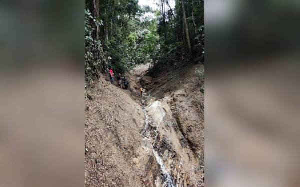 Pasukan penyelamat melakukan pencarian di kawasan alur air di Gunung Suku, Simpang Pulai. - Foto ihsan Bomba Perak