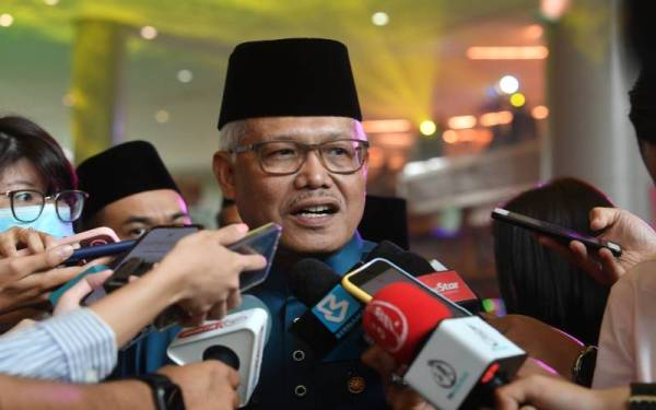 Hamzah ketika bertemu para pengamal media pada Sambutan Aidilfitri Kementerian Dalam Negeri 2022 di Pusat Konvensyen Antarabangsa Putrajaya (PICC) hari ini. Foto Bernama