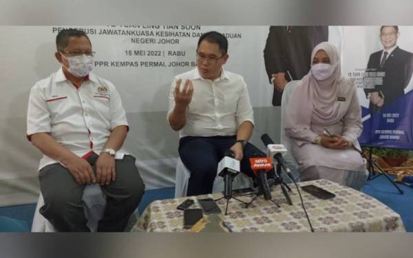 Tian Soon (tengah) dan Aman (kiri) pada sidang akhbar selepas melancarkan Majlis Kick-Off Projek Nyamuk Aedes Berwolbachia di Projek Perumahan Rakyat (PPR) Permai, Johor Bahru pada Rabu.