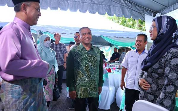 Saarani (dua dari kiri) ketika hadir ke Majlis Sambutan Hari Raya Aidilfitri 2022 Jabatan Perhutanan Negeri Perak di Taman Eko Rimba Kledang Saiong, Bandar Meru Raya pada Rabu.