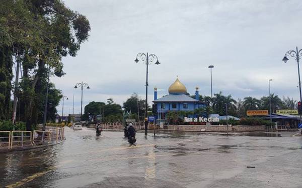 Keadaan sekitar pekan Kuala Kedah yang dinaiki air akibat fenomena air pasang sejak tiga hari lalu.