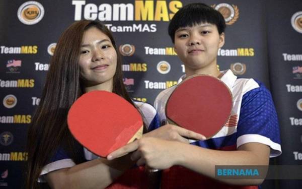 Ho Ying (kanan) dan Karen Lyne tumpas kepada Zhou Jingyi-Zeng Jian, juga dari Singapura, 11-13, 2-11, 5-11. - Foto Bernama 