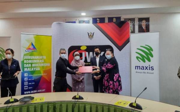 Sumbangan komputer dan komputer riba yang telah diperbaharui disampaikan kepada beberapa komuniti B40 di Sarawak, melalui Jabatan Wanita dan Keluarga Sarawak (JWKS).