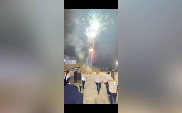 Video tular memaparkan tindakan sekumpulan lelaki membakar bunga api di Plaza Tol Setia Alam, Shah Alam bagi meraikan hari kelahiran salah seorang rakan mereka.