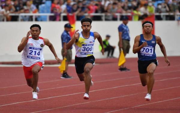 Pelari pecut lelaki negara Muhammad Arsyad Md Saat beraksi dalam pusingan akhir 100 meter lelaki pada Sukan SEA ke-31 di My Dinh National Stadium, Hanoi. Muhammad Arsyad sekadar menduduki tempat keenam. Foto Bernama