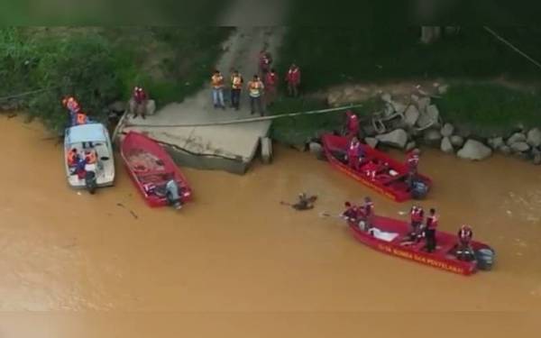 Orang ramai digemparkan dengan penemuan mayat lelaki yang berada dalam keadaan terapung di Sungai Kelantan berhampiran Pusat Operasi Sukarelawan Perikanan, Pengkalan Pasir Pekan, Tumpat pada Rabu - Foto Ihsan pembaca