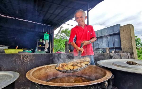 Ali menunjukkan jering yang sedang direbus di gerai jualan di kediamannya di jalan belakang Bukit Besar di Kuala Terengganu.