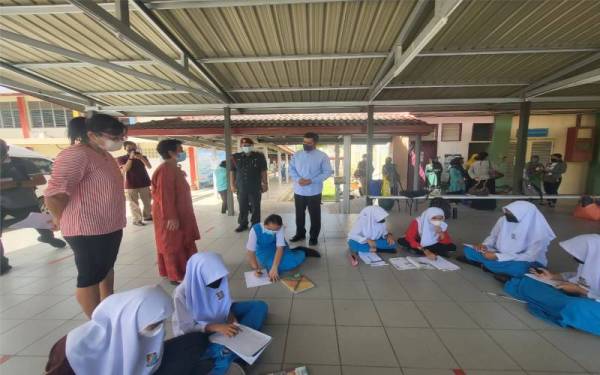 Aliakbar (berdiri, kanan) ketika hadir pada Program Ziarah Sekolah sempena sambutan Hari Guru di SMK Bandaraya, pada Rabu.