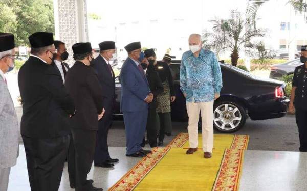 Sultan Nazrin tiba di Bangunan Pentadbiran USAS, Kuala Kangsar pada Khamis bagi mendengar sesi sembah taklimat berhubung insiden kemalangan tragis yang mengorbankan lima pelajar universiti itu.