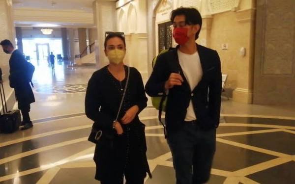 Farid Kamil (kanan) hadir dalam prosiding kes rayuan di Mahkamah Rayuan di Putrajaya pada Khamis bersama isterinya, Diana Danielle.