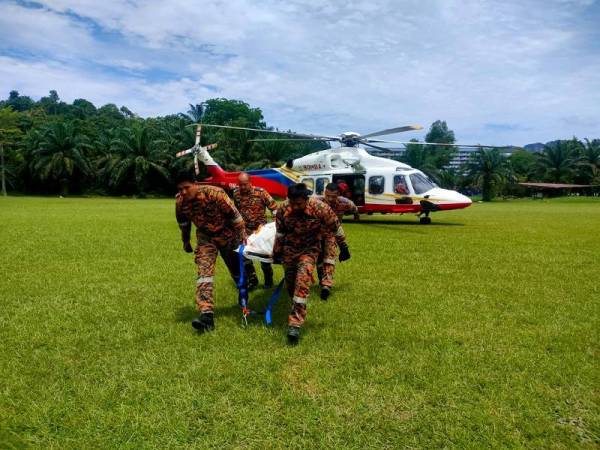 Mayat pendaki berjaya dibawa turun oleh pasukan bomba selepas terkandas di Yong Belar pada Selasa. Foto Iihsan JBPM Perak