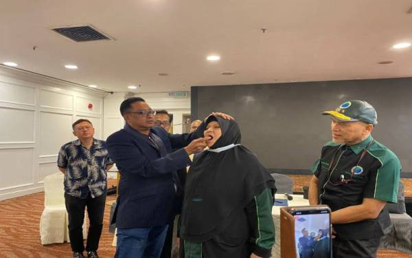 Dr Alfred John Prem Raj melakukan demostrasi semburan produk didakwa sebagai vaksin Covid-19