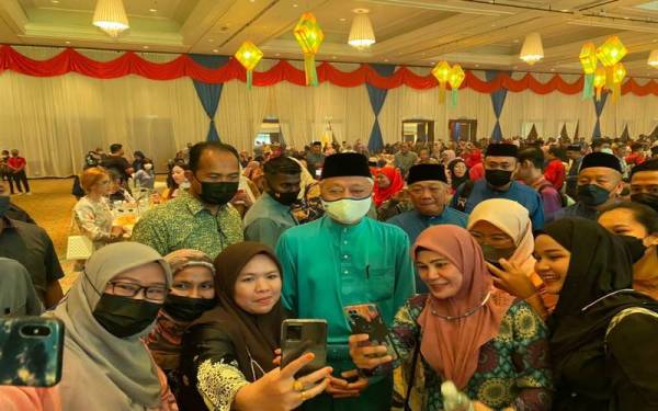 Ismail Sabri beramah mesra dengan tetamu yang hadir ke jamuan Aidilfitri BN Sabah di The Magellan Sutera Resort, Kota Kinabalu, pada Khamis. 