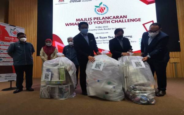 Kok Seong (tiga dari kanan) menampal barcode pada plastik sampah barangan kitar semula sebagai gimik Pelancaran Program Persatuan Pengurusan Sisa Malaysia (WMAM) Eco Youth Challenge (WEYC) 2022.