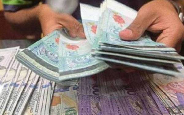 Ringgit ditutup rendah berbanding dolar Amerika Syarikat (AS) pada Khamis. Gambar hiasan