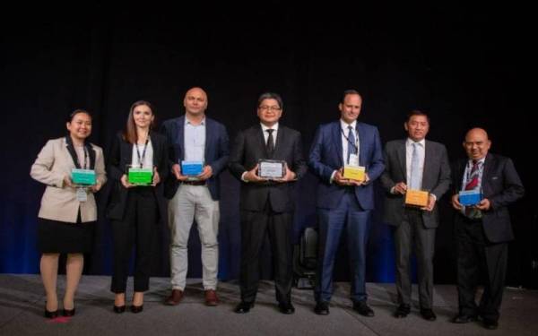 Barisan pemenang anugerah IAPH2022 Sustainability Awards semasa majlis makan malam IAPH World Ports Conference di Pusat Konvensyen Vancouver Centre, Kanada pada Selasa.