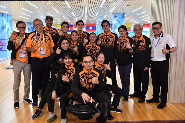 Skuad boling berpasukan memenangi pingat perak acara lelaki dan wanita Sukan SEA Hanoi 2021 di Vincom Megamall, Hanoi pada Khamis. Foto: Bernama