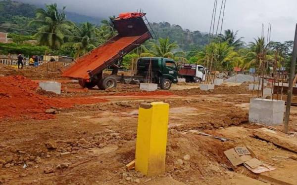 Kerja-kerja pembinaan Masjid Al-Muttaqin Kampung Jerek sedang giat dijalankan.