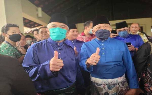 Yusof bersama Bung Moktar ketika hadir pada majlis Jamuan Aidilfitri BN Sabah di Kota Kinabalu pada Khamis.