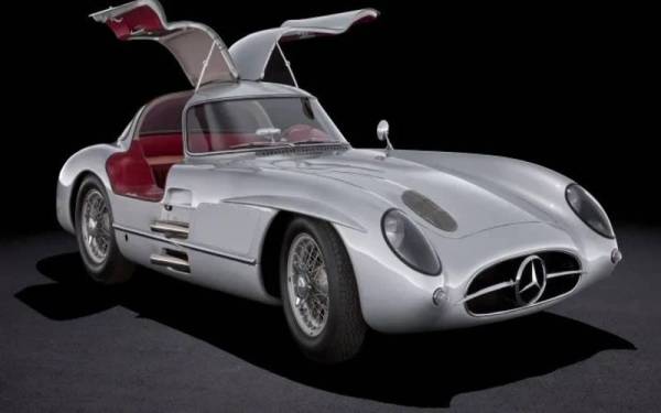 Kereta Mercedes-Benz 300 SLR Uhlenhaut Coupé 1955 mencipta sejarah sebagai kenderaan paling mahal di dunia pernah dijual. - Foto Sotheby's