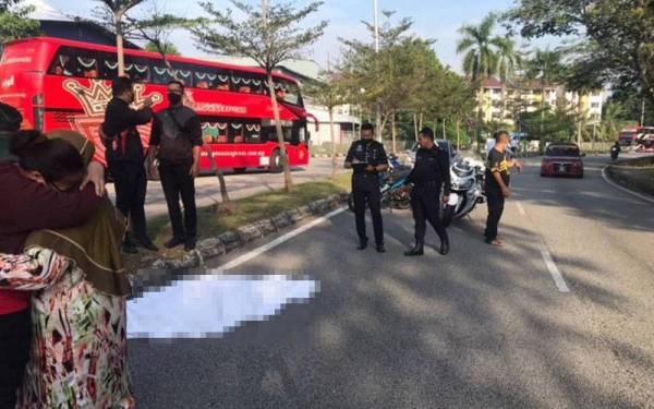 Mangsa yang dalam perjalanan ke sekolah maut apabila motosikal ditunggang terbabas di Persiaran Jubli Perak, Shah Alam pada Jumaat.