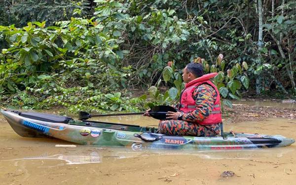 Anggota bomba menjalankan operasi di sektor E bagi mengesan mangsa yang masih hilang dalam kejadian kepala air di Gunung Suku, Simpang Pulai. - Foto ihsan Bomba Perak