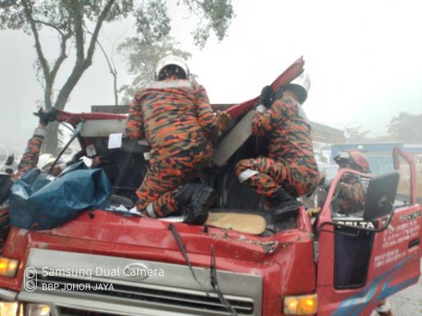 Anggota bomba ketika memotong kenderaan untuk mengeluarkan mangsa yang tersepit. Foto: Ihsan Bomba dan Penyelamat Malaysia Johor Jaya
