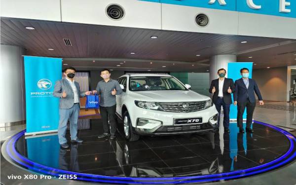 Pengarah Jualan Vivo Malaysia, Xiong Liang (kiri) bersama Chia (dua dari kiri) ketika majlis penyerahan kereta Proton X70.