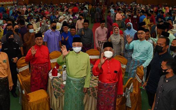 Ismail Sabri (tengah) yang juga Naib Presiden UMNO melambai tangan semasa hadir pada Majlis Rumah Terbuka Aidilfitri bersama Jawatankuasa UMNO Bahagian Empat Peringkat Negeri Terengganu di sebuah resort di sini pada Jumaat. - Foto Bernama