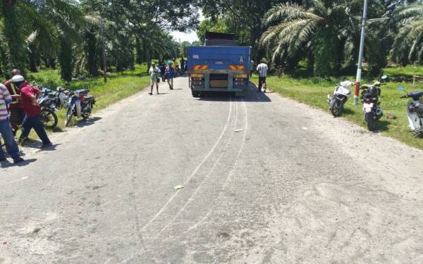 Pelajar Tingkatan Dua maut selepas motosikal ditunggangnya melanggar belakang treler di Teluk Intan pada Jumaat. - Foto ihsan polis