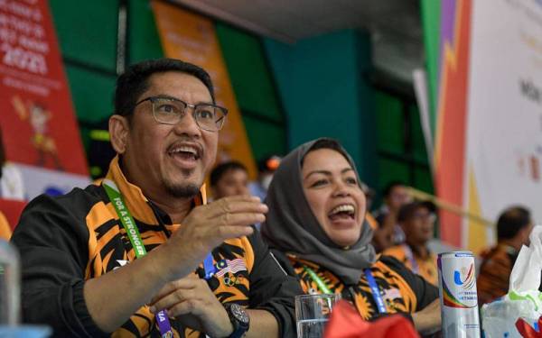 Ahmad Faizal dan isteri Datin Seri Dr Nomee Ashikin Mohammed Radzi bersemangat memberikan sokongan moral kepada pasukan Sepak Takraw Kebangsaan pada Sukan SEA ke-31 di Pusat Sukan Hoang Mai pada Jumaat. - Foto Bernama