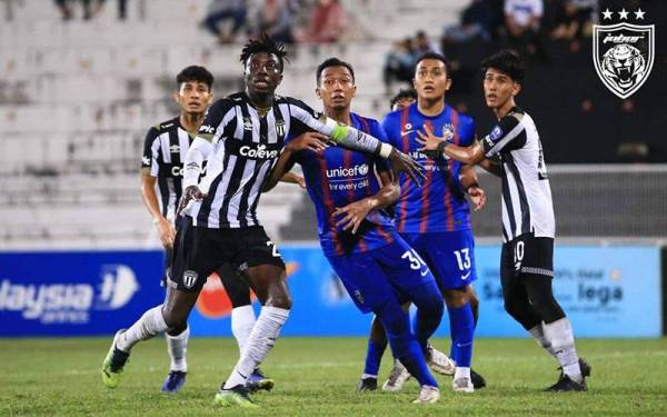 Antara aksi menarik perlawanan TFC ll- JDT ll pada aksi Liga Premier di Stadium Sultan Ismail Nasiruddin Shah, Kuala Terengganu malam tadi. FOTO: JOHOR SOUTHERN TIGERS