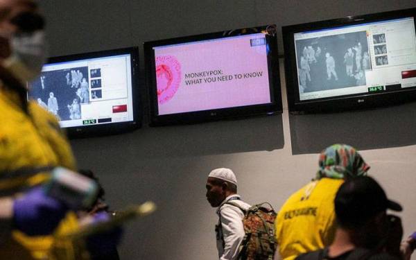 Maklumat mengenai virus cacar monyet terpampang pada skrin televisyen di lapangan terbang di Tangerang, Jakarta, Indonesia pada 15 Mei 2019. - Foto: Getty Images