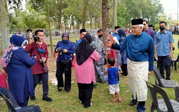 Hamzah (kanan) bertemu dengan orang ramai yang hadir ke Sambutan Hari Raya Aidilfitri Parlimen Larut Bersama Perikatan Nasional Larut di Dewan Majlis Daerah Selama, di sini pada Sabtu.