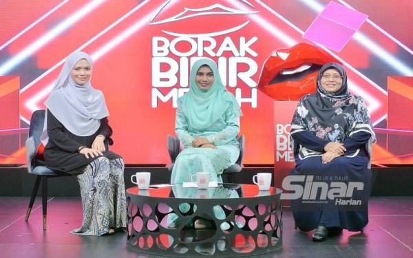 Program Borak Bibir Merah yang dihadiri oleh Masdiana (tengah) serta Siti Sakinah (kanan) di Kumpulan Media Karangkraf pada Khamis yang dihoskan oleh Jeed.