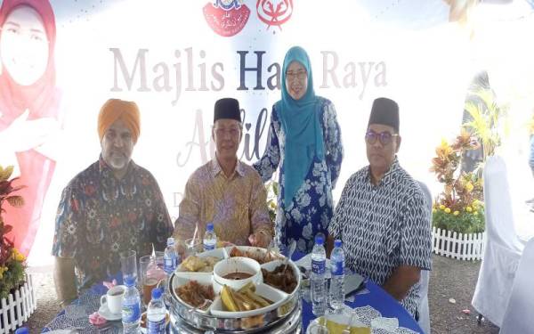 Hasni (dua dari kiri) hadir majlis rumah terbuka ADUN Pulai Sebatang di Dewan UMNO Pontian.