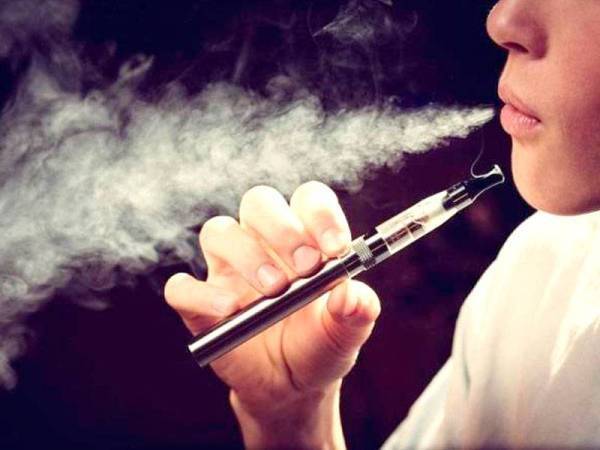 PDRM dan AADK diminta memantau penggunaan rokok elektronik (vape) dalam kalangan pelajar sekolah. - Gambar hiasan