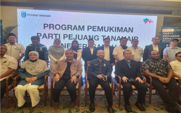 Mukhriz bersama kepimpinan Pejuang Sabah ketika hadir pada Program Pemukiman Pejuang Sabah, di Kota Kinabalu.